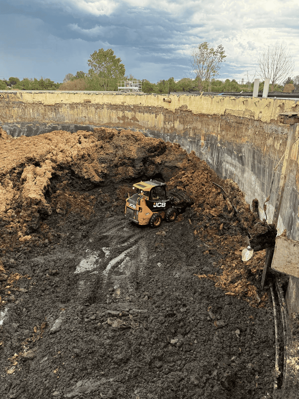 Pulizia digestori - JCB in azione